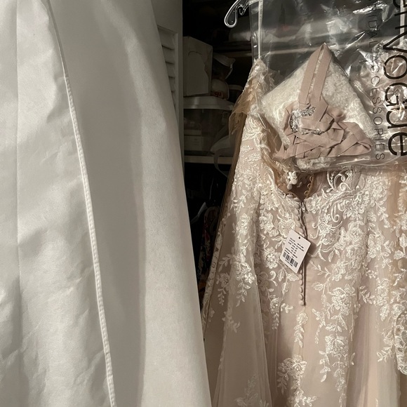 Wedding dress (someone please buy I’m begging) - Picture 11 of 16